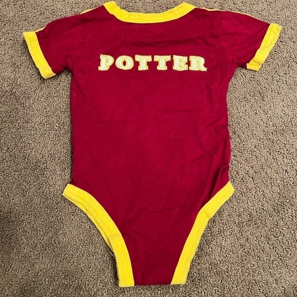 Harry Potter Gryffindor 6 Months Short Sleeve Onesie - Picture 3 of 3